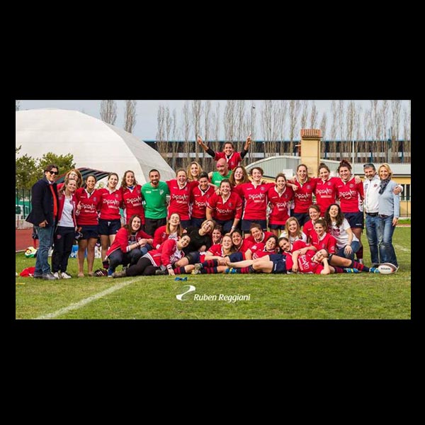 Foto di gruppo della squadra di rugby Le Fenici, sulla destra Nicoletta Romanazzi