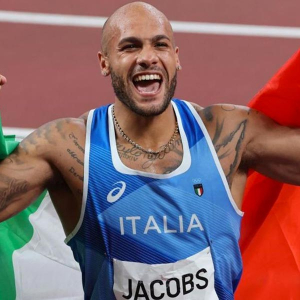 Marcell Jacobs esulta dopo la vittoria olimpica di Tokyo